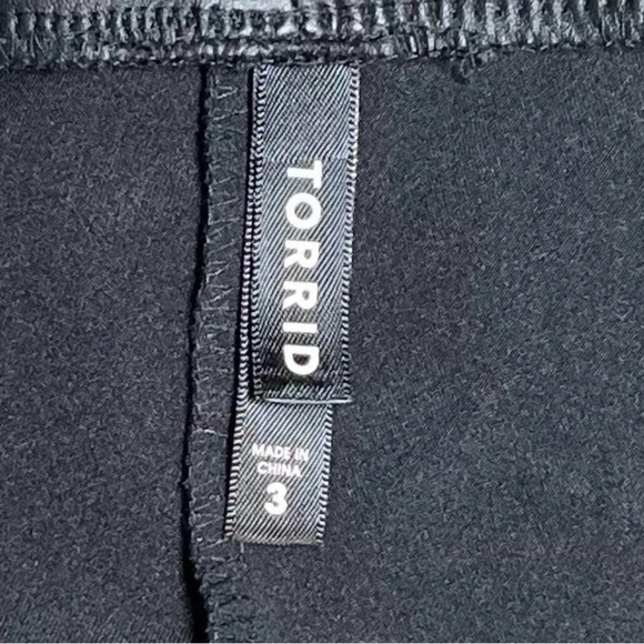 TORRID PLATINUM PREMIUM BLACK FAUX LEATHER QUILTED LEGGINGS SIZE 3 38x26 - Picture 4 of 7